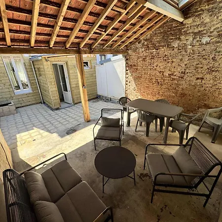 Maison Entre Verre Et *