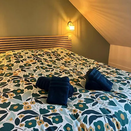 Maison Entre Verre Et *