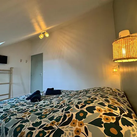 Maison Entre Verre Et *